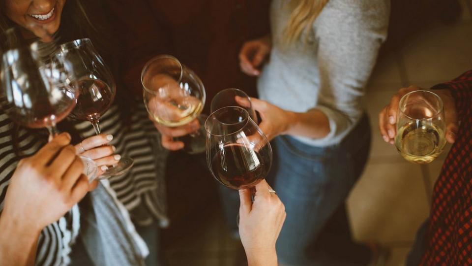 friends-drinking