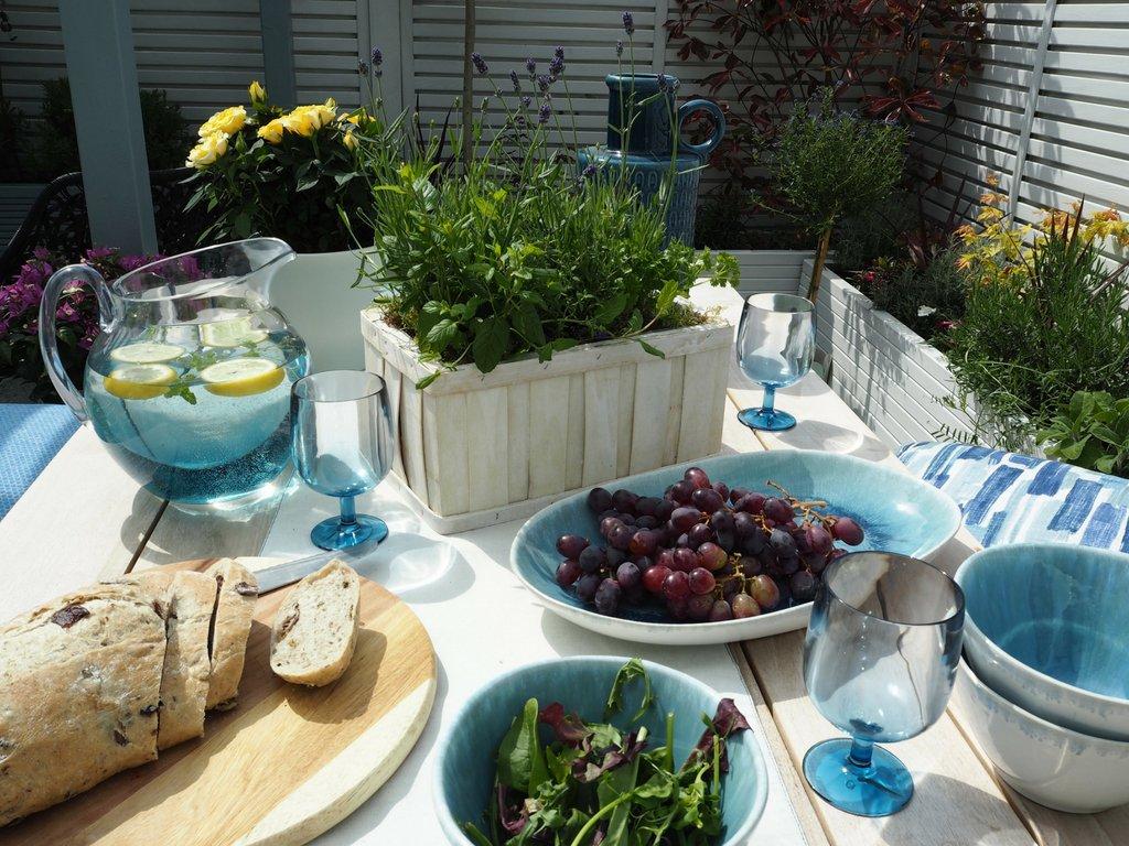 garden-furniture-decorations-plants