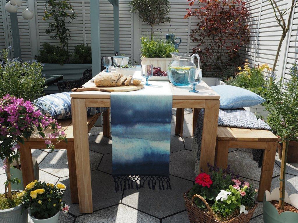 garden-furniture-floral-decorations