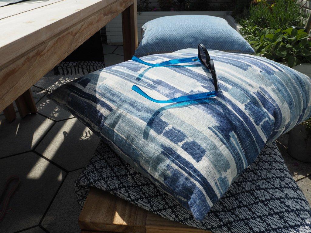 garden-furniture-pillows-blue