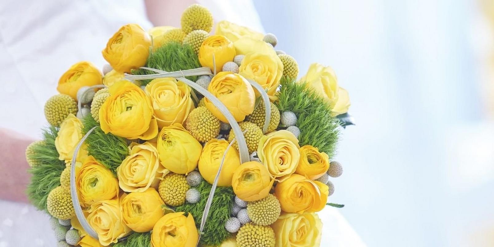 grey-and-yellow-wedding-flowers