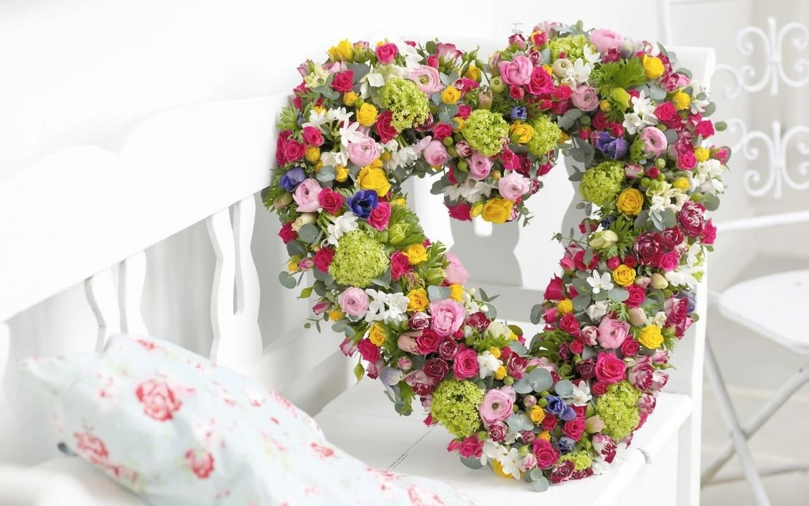 heart-wreath-spring-red-green-pinks