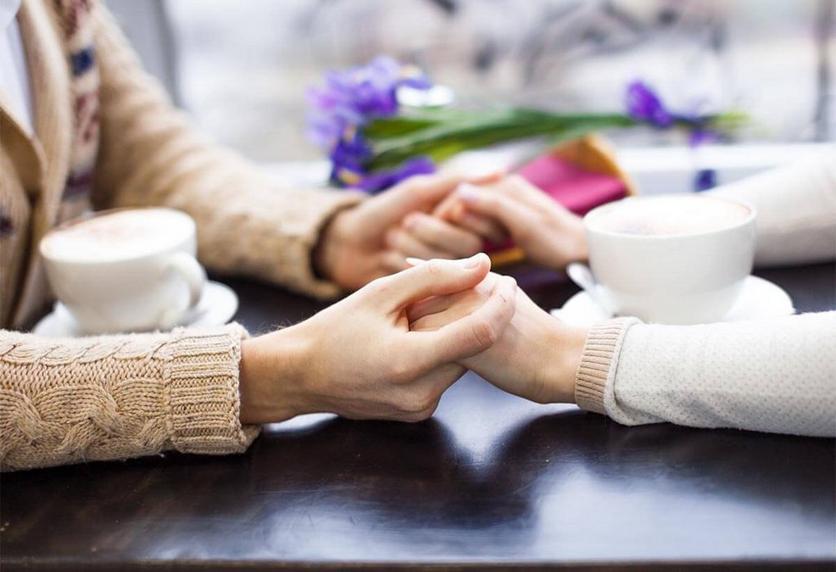 holding-hands-over-coffe