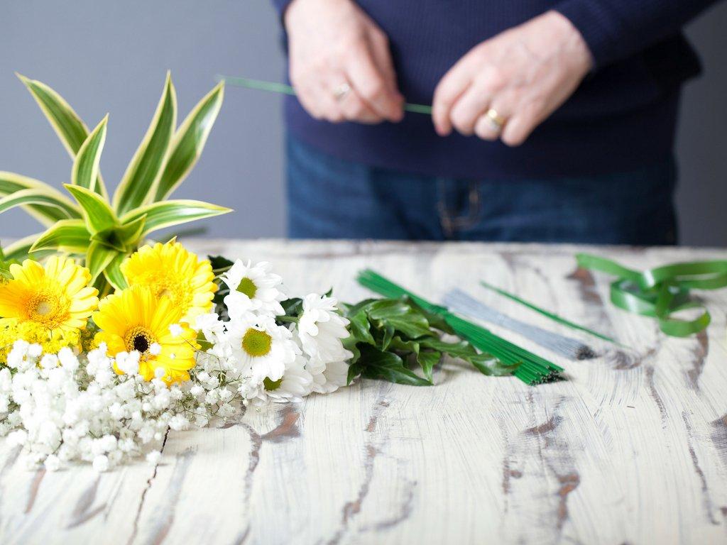 how-to-make-a-flower-crown-equipment-flowers-needed