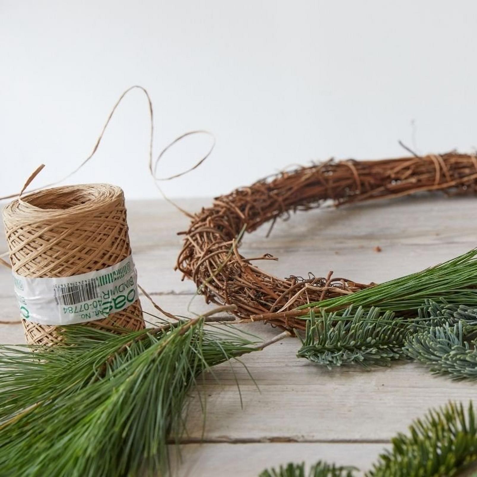 how_to_make_a_foilage_Christmas_wreath-1