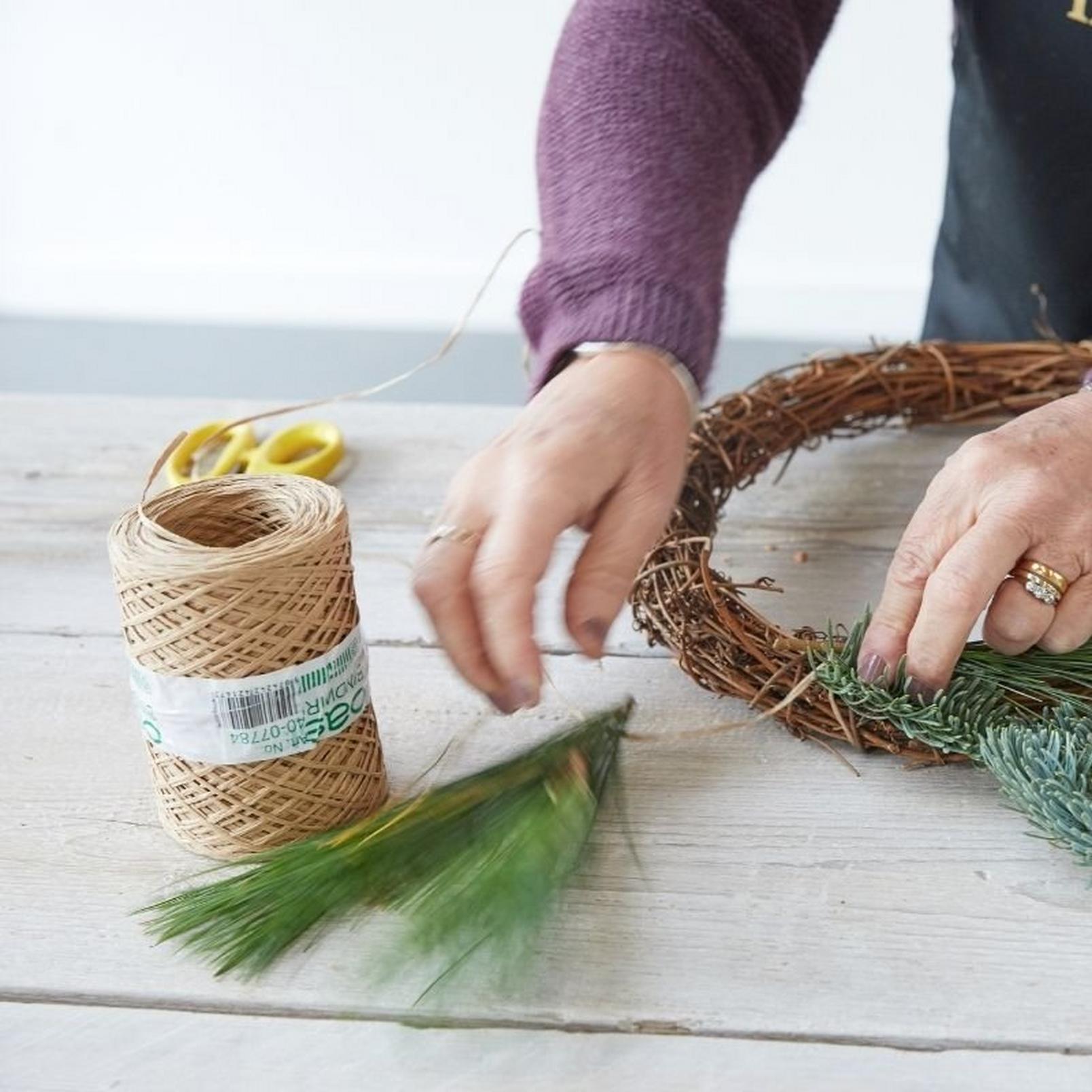 how_to_make_a_foilage_Christmas_wreath-2