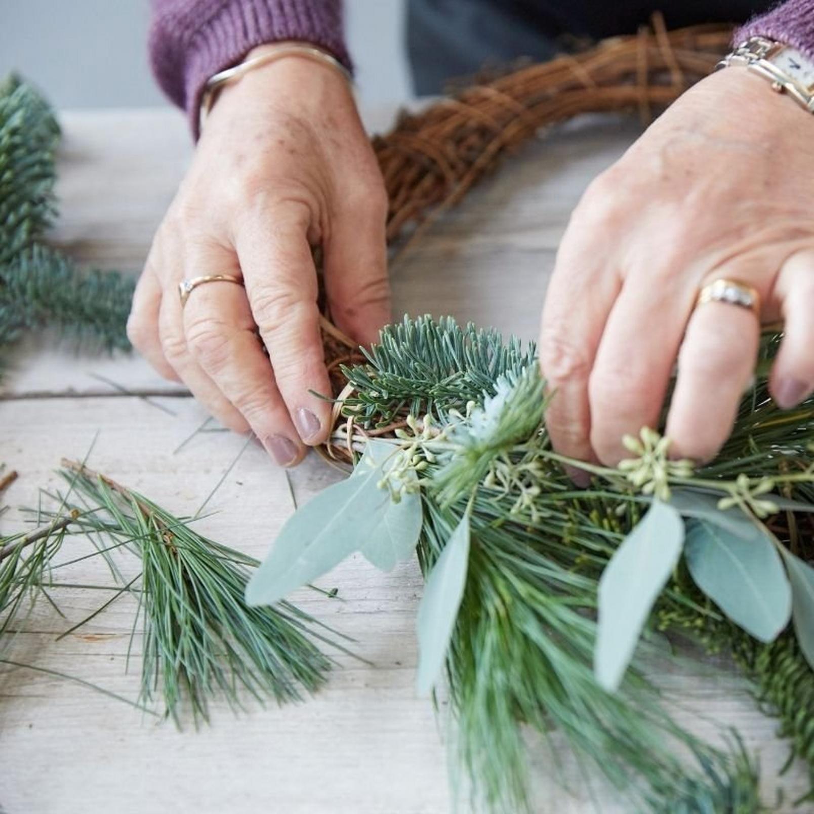 how_to_make_a_foilage_Christmas_wreath-4