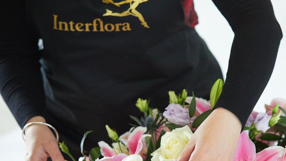 interflora-florist-creating-funeral-tribute-3