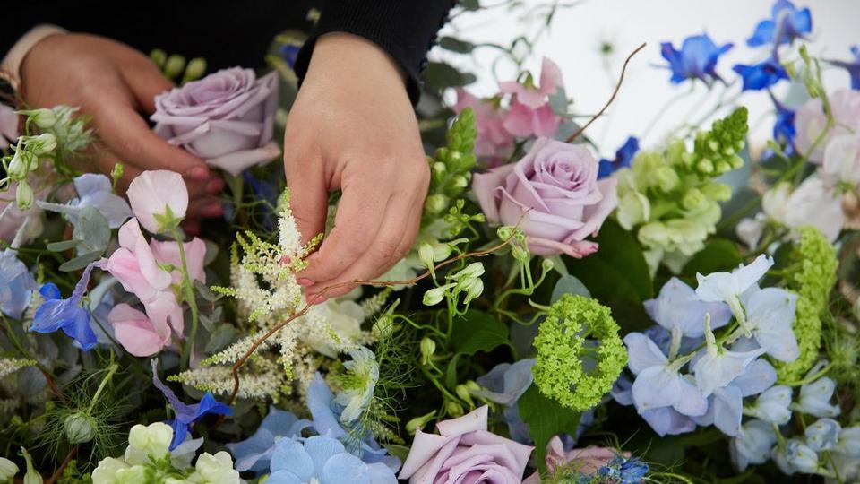 interflora-florist-creating-funeral-tribute