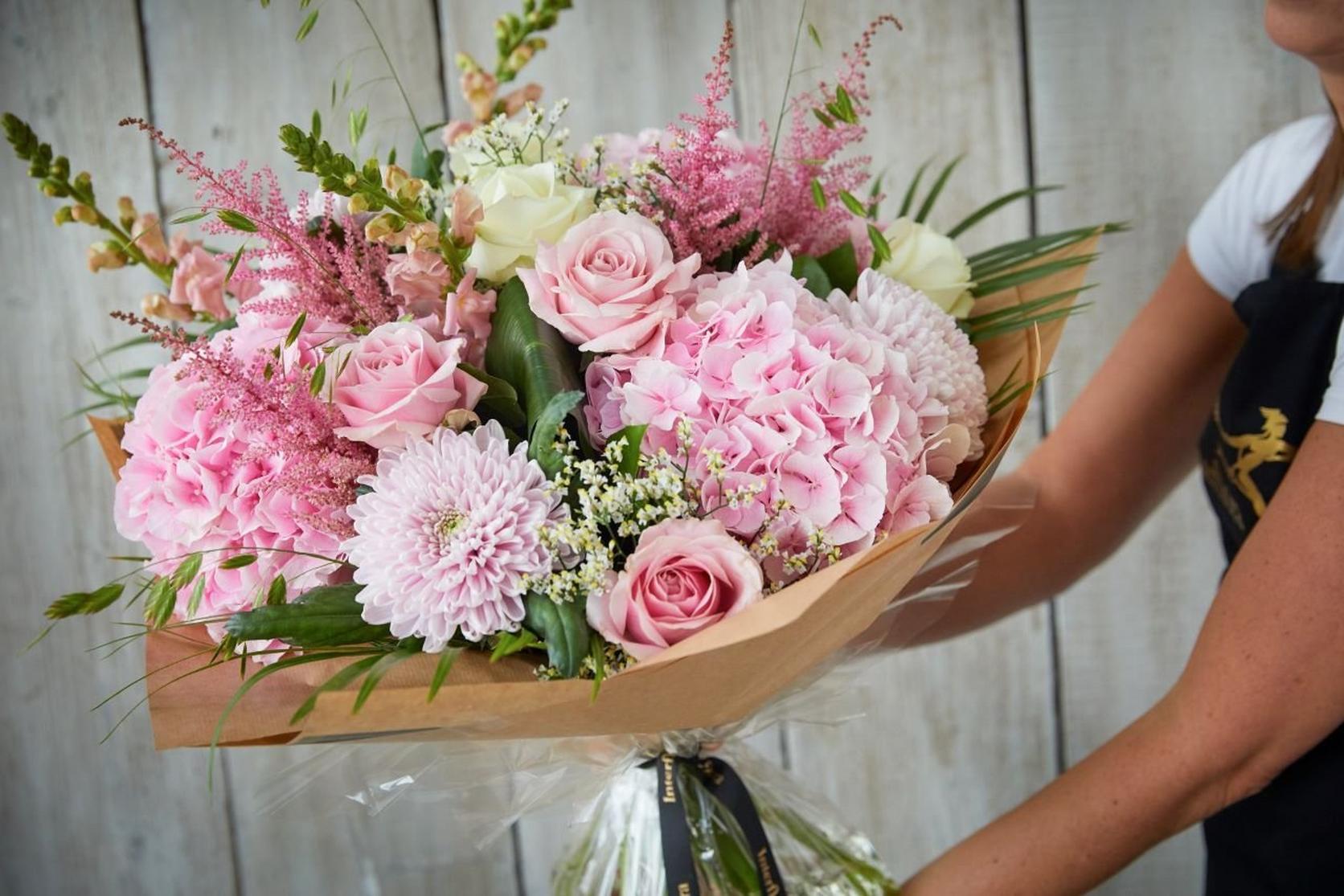 interflora-pink-and-white-handtied-bouquet