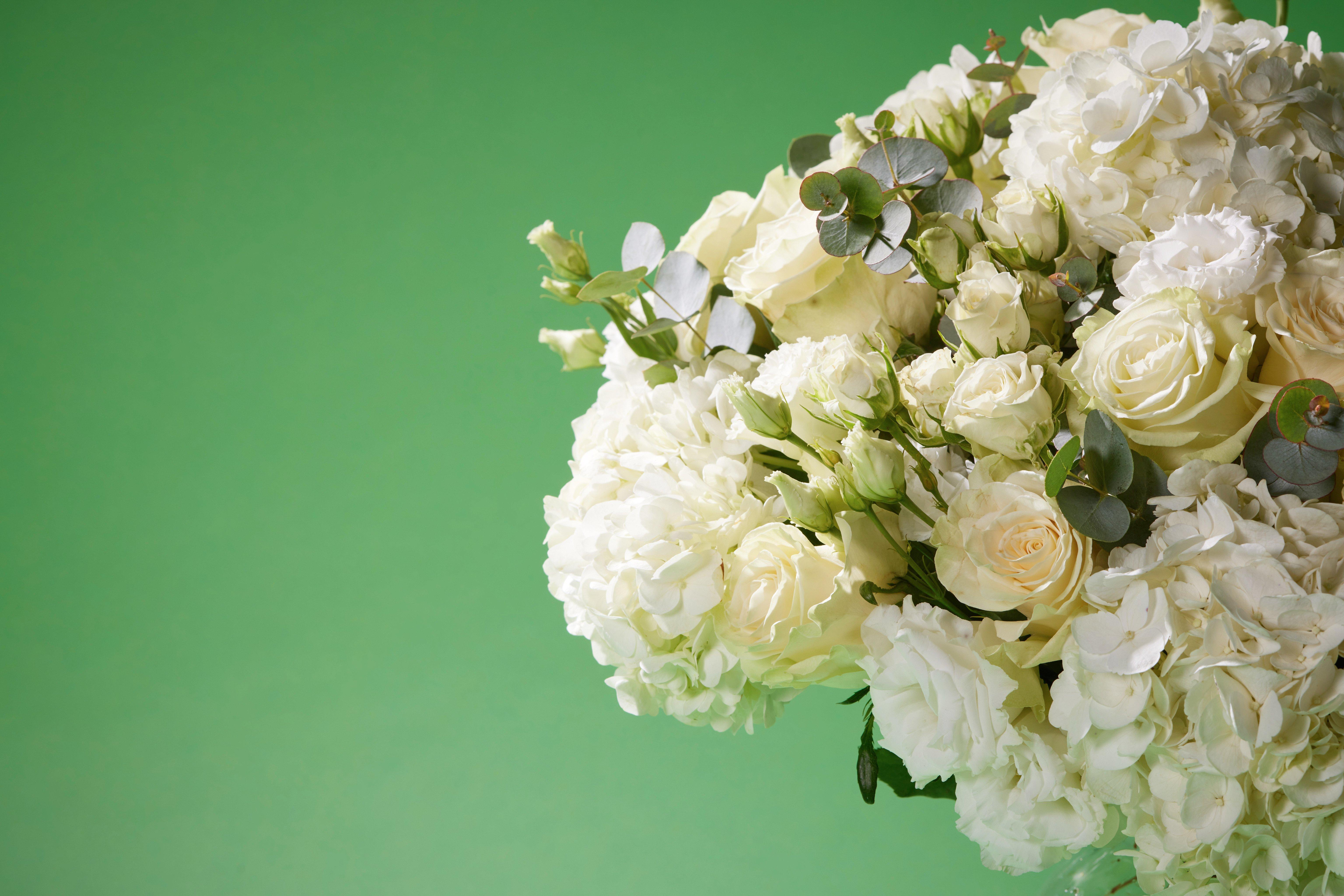 interflora-white-bouquet-on-green-background