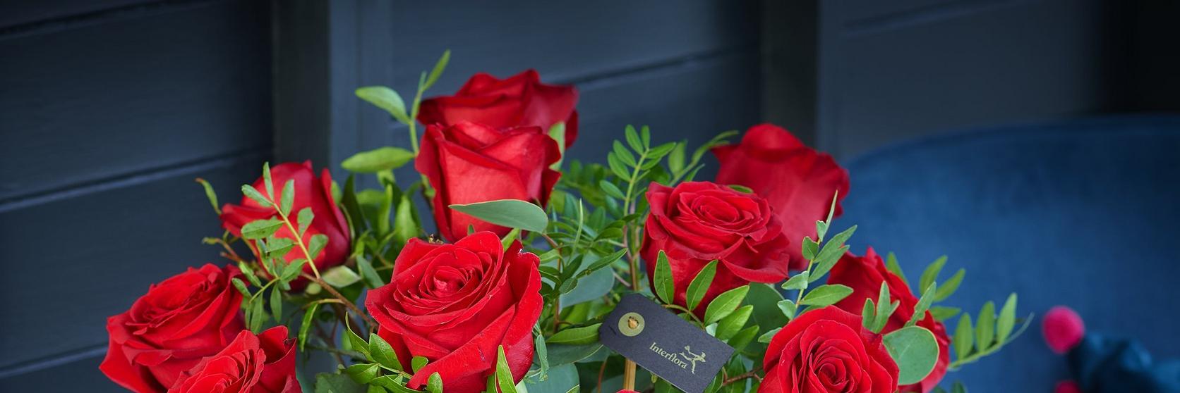 luxury-dozen-red-roses-in-vase-VRRVASE