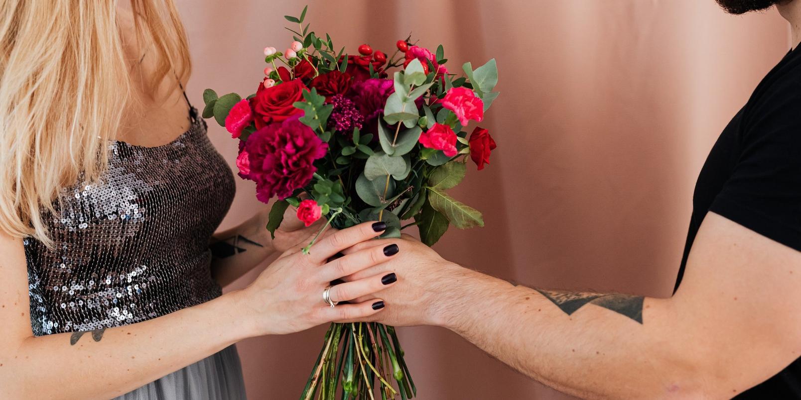 man_giving_flowers_to_woman