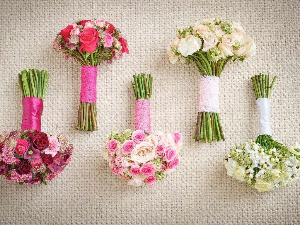 mixtue-of-bridal-bouquets-white-pinks