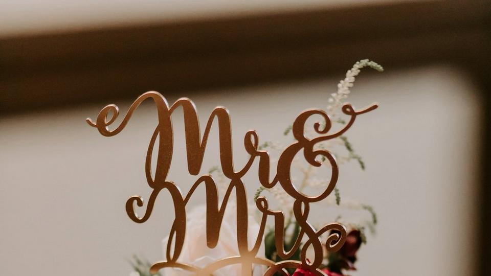 mr-and-mrs wedding-cake-topper