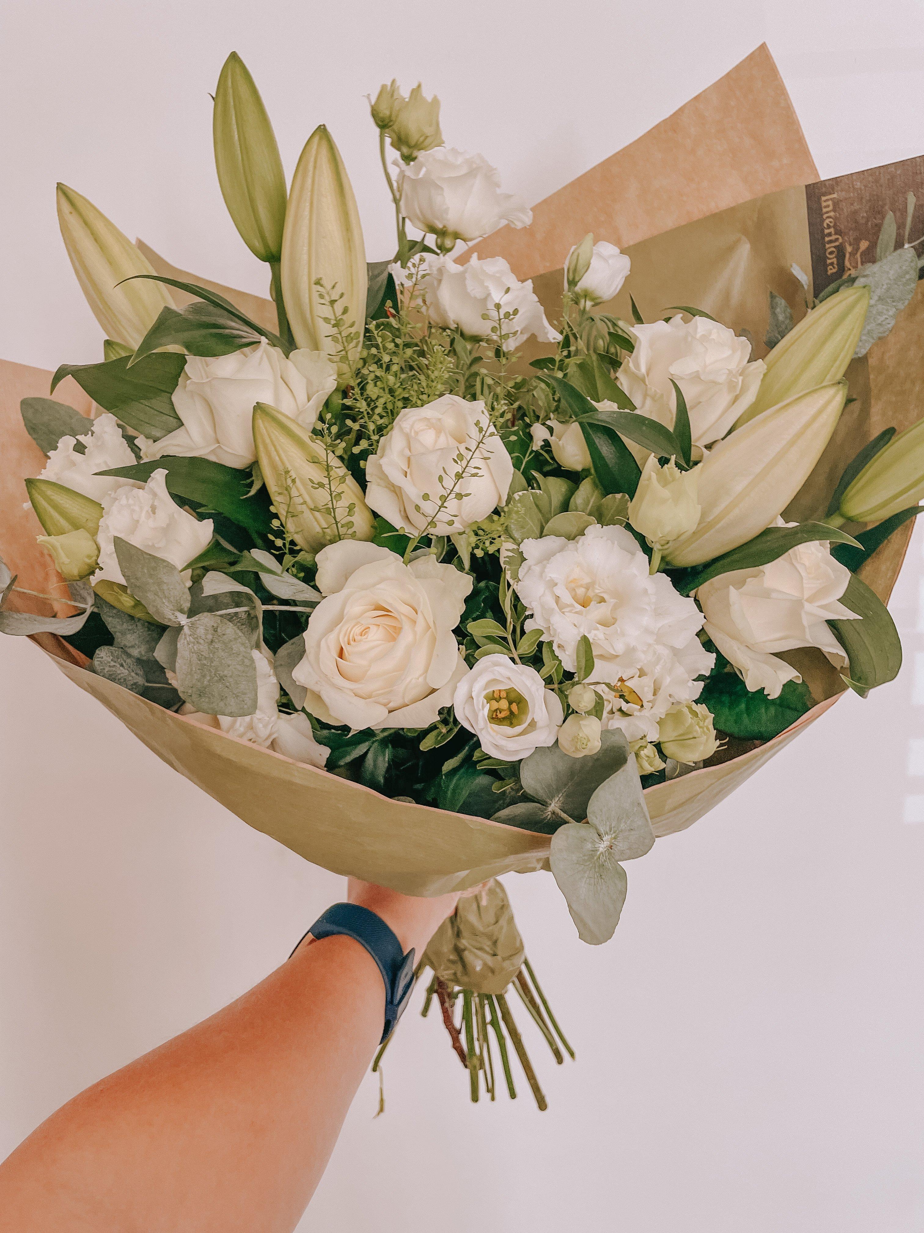 neutral-white-cream-bouquet-hand-tied
