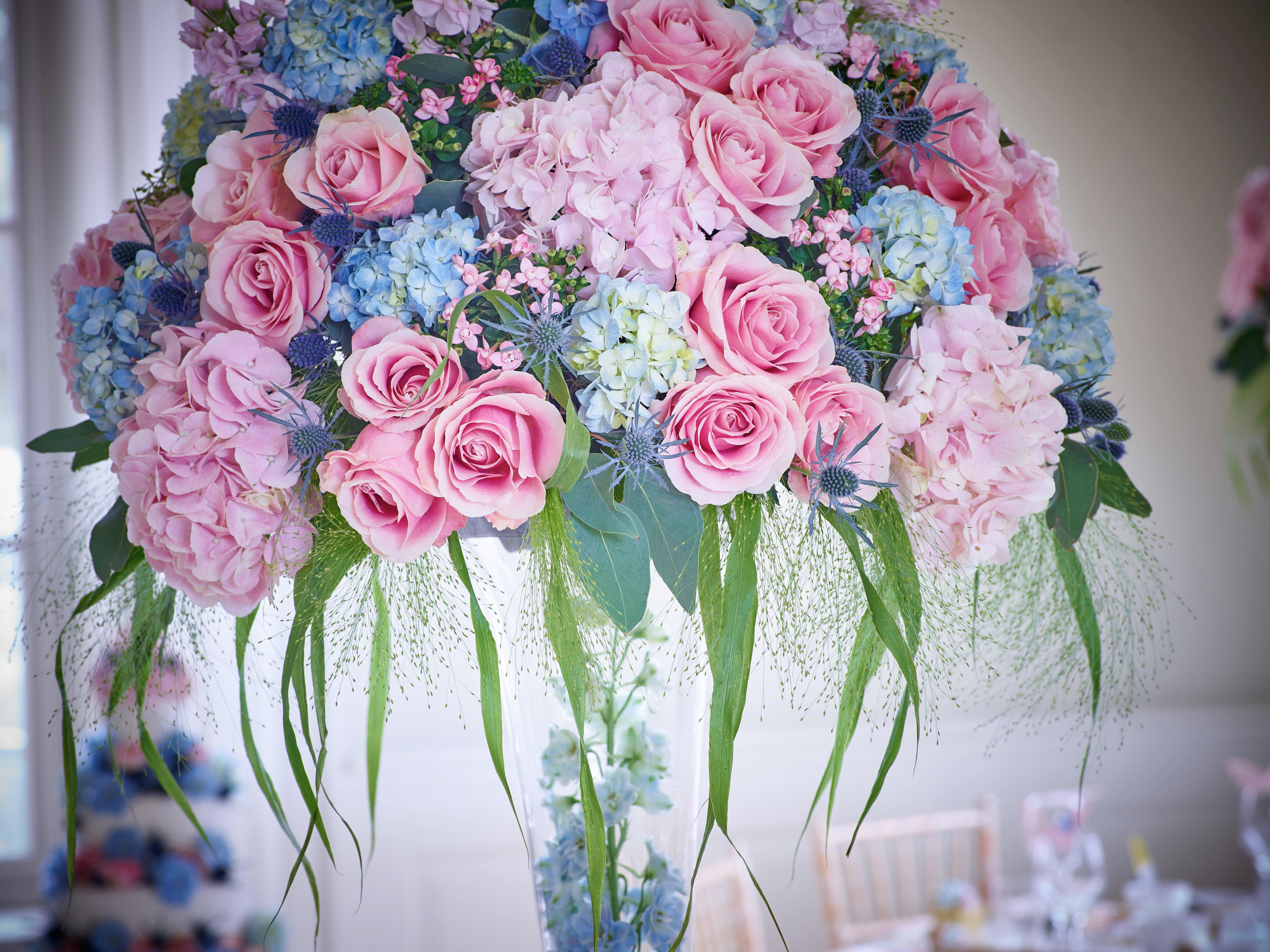 pink_and_blue_wedding_table_flowers
