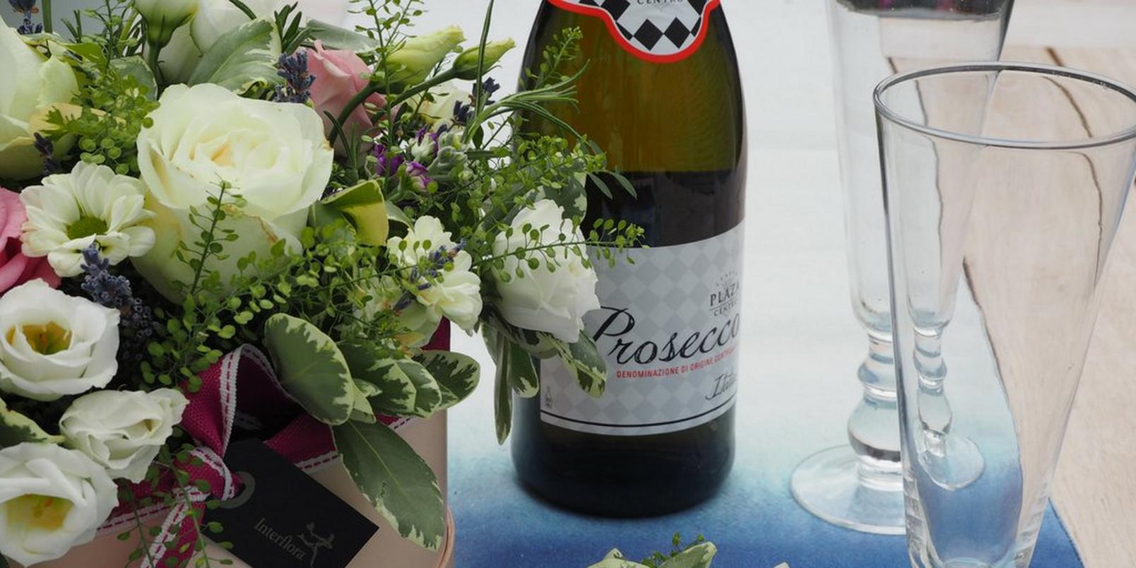 prosecco-and-interflora-hatbox-bouquet