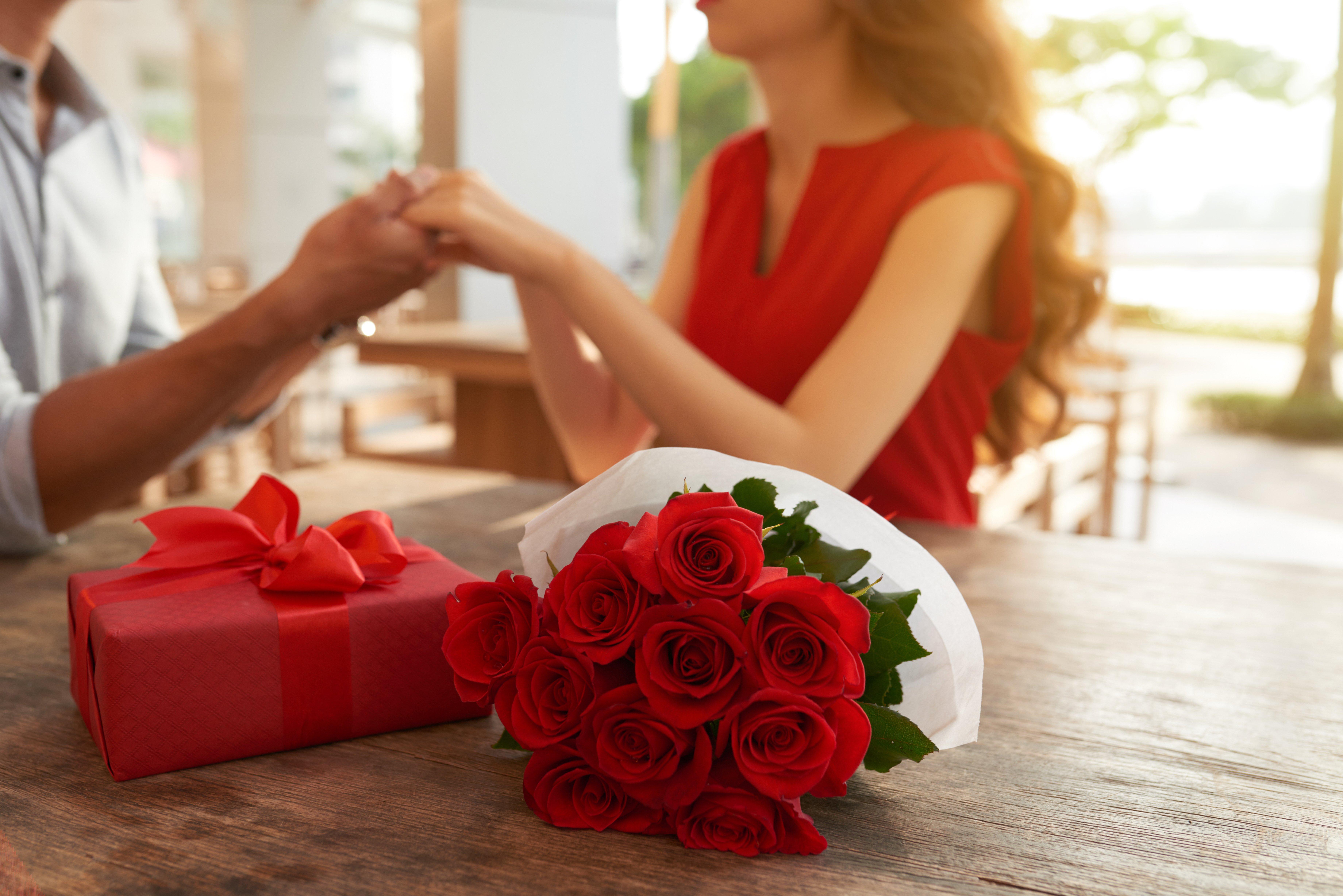 red-rose-gift-set-romantic-couple