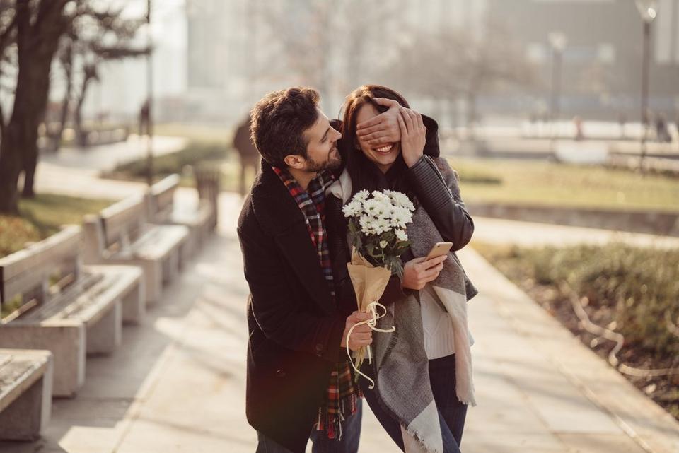 romantic-flowers-couple