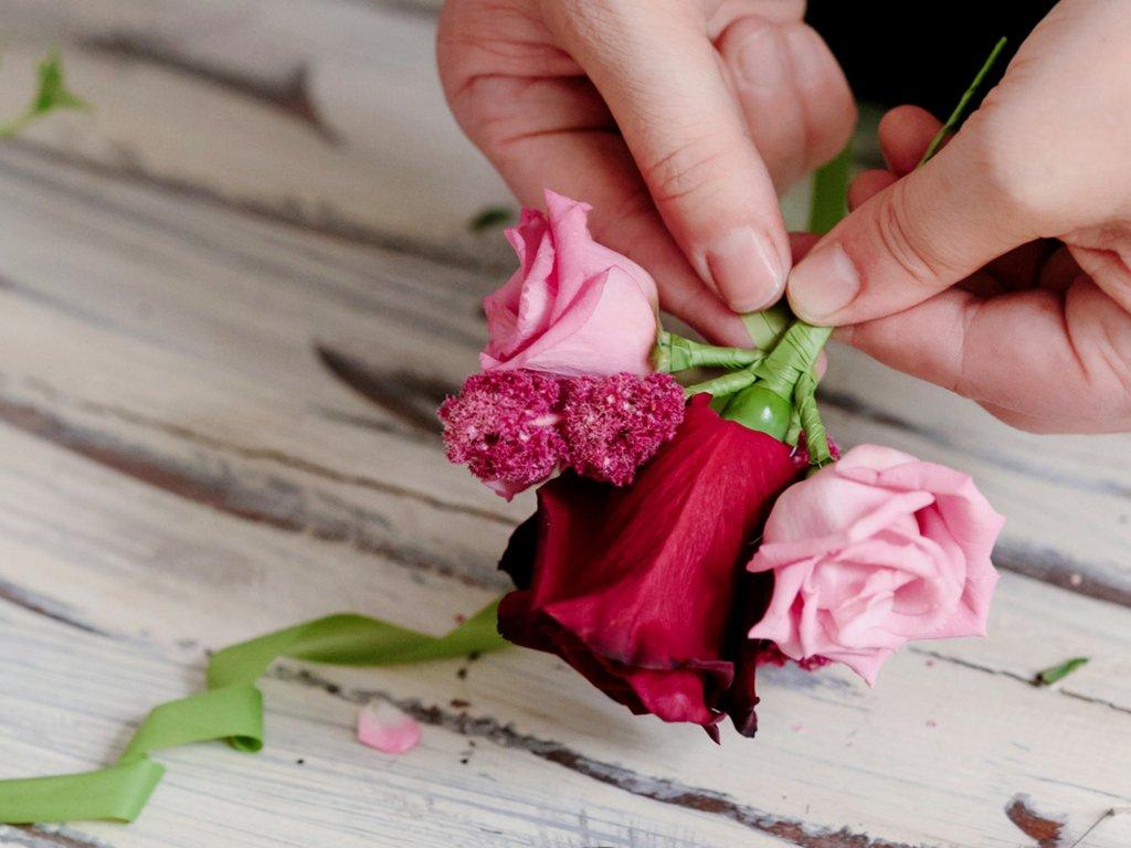 secured-flowers-for-floral-comb