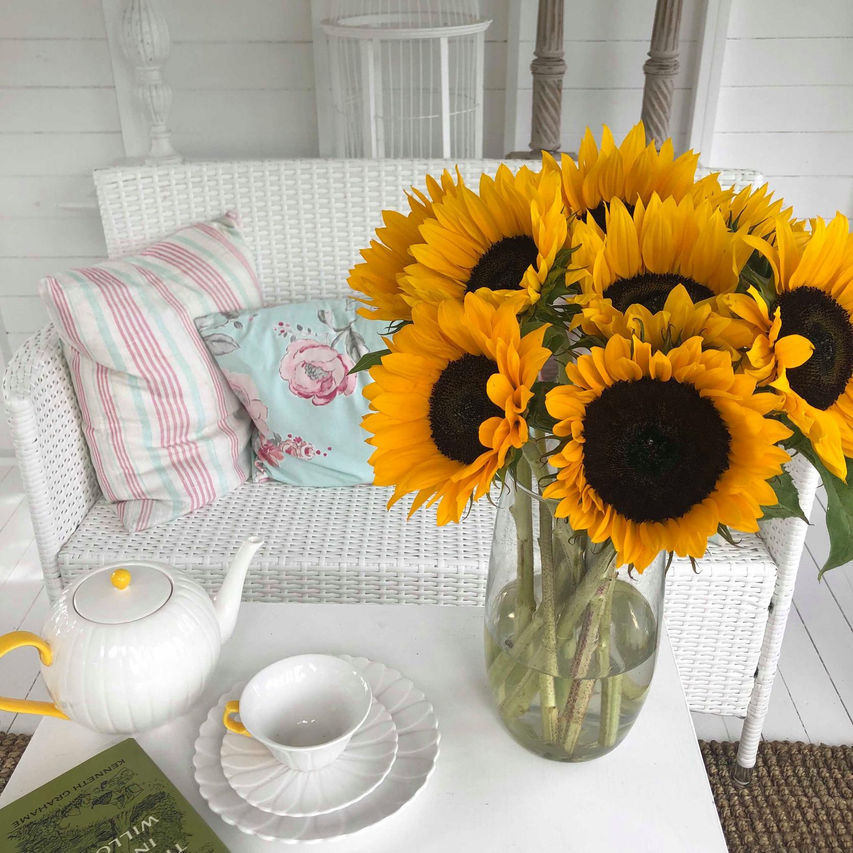 sunflowers-vase-home