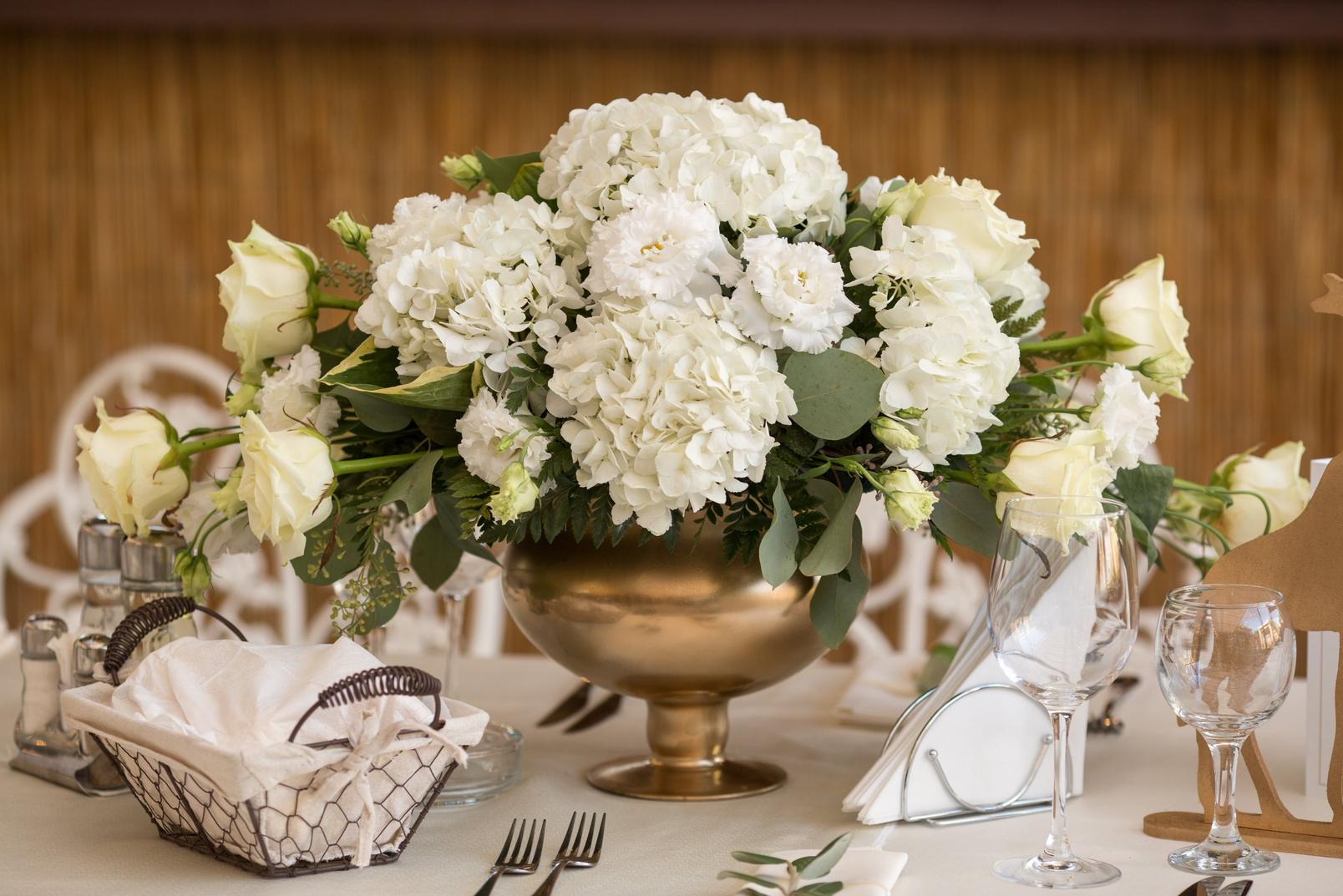 table arrangement-white-roses