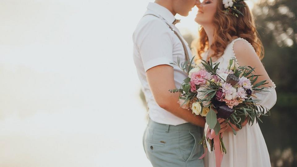 wedding-bride-groom-pastel-bouquet