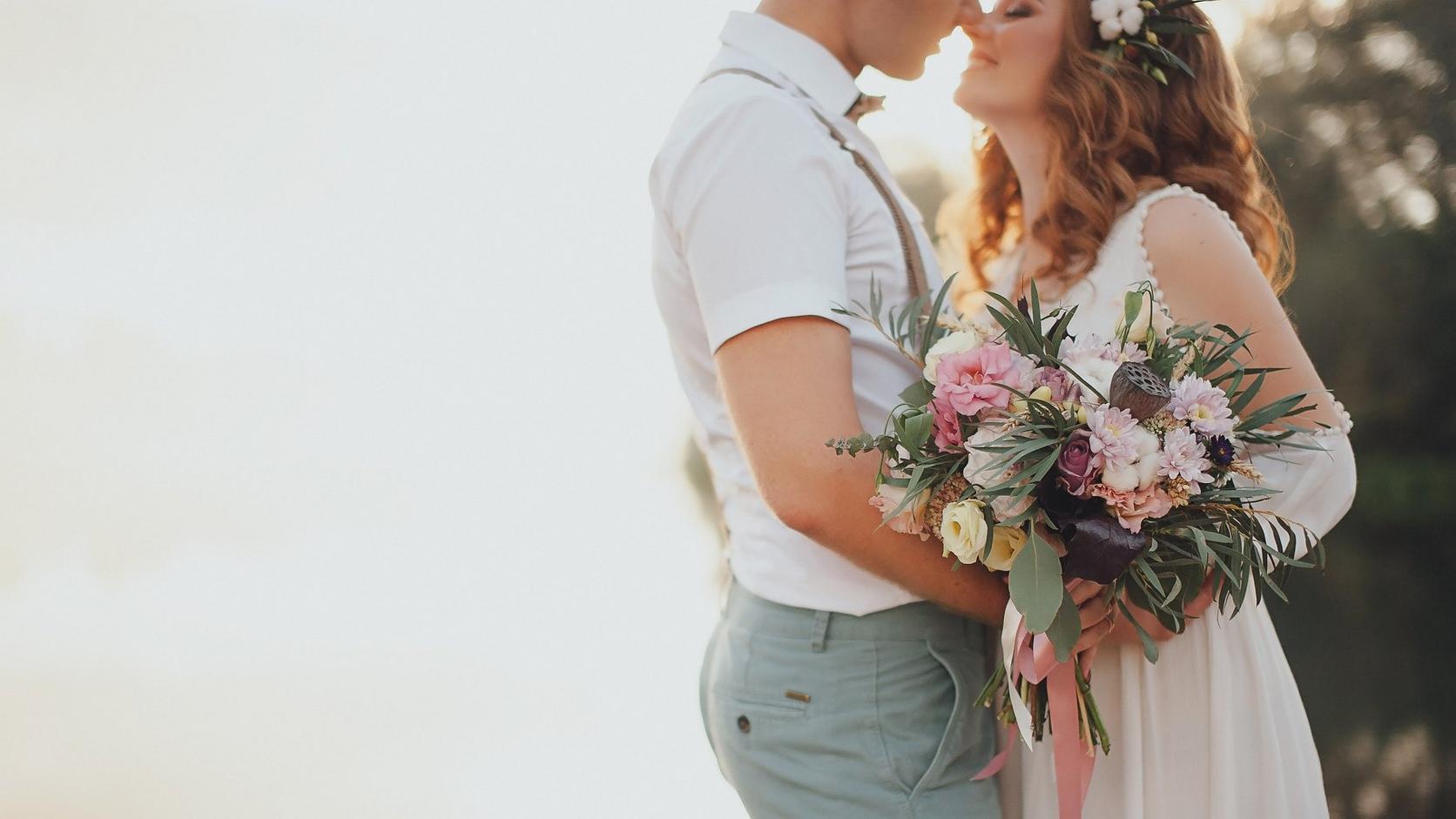 wedding-bride-groom-pastel-bouquet
