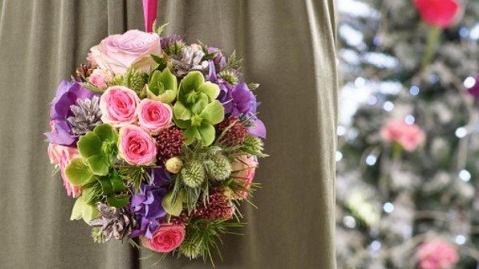 winter-wedding-ball-bouquet